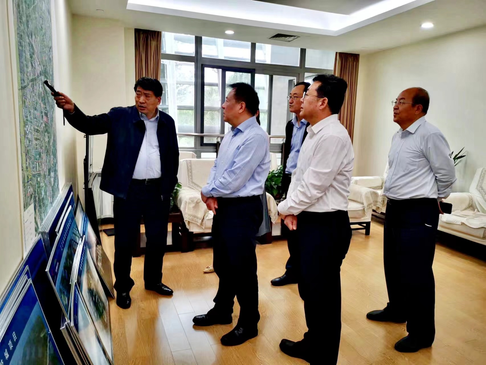 金辉一行赴西安国际港务区调查调研