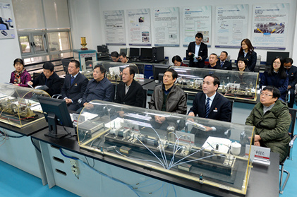 集团辅导金辉陪同市人大财经委主任李英才国资委主任刘三民一行赴陕鼓集团进行调研